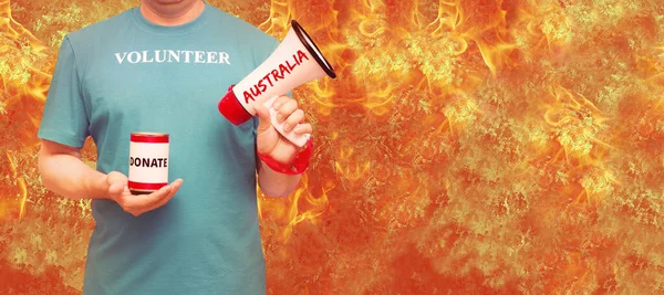 一个穿着蓝色T恤的男人和题词志愿者火 消防员 气候变化 澳大利亚 世界各地志愿服务的概念 — 图库照片