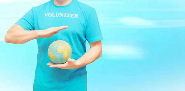 Мужчина Голубой Футболке Надписью Волонтер Концепция Волонтерства Всему Миру — стоковое фото
