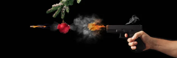 Dondurucu bir silah atışı ve siyah arka planda Noel. Konsept silah kulübü, silah dükkânı, atış poligonu.