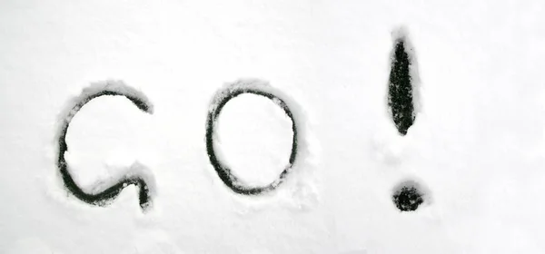 白い雪の上のテキスト 冬のコンセプト — ストック写真