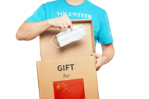 慈善概念 免费包装与医疗面具的朋友来自中国 中国缺乏口罩的问题 — 图库照片