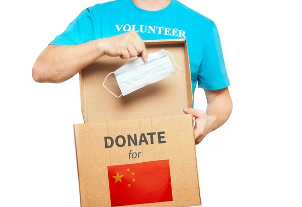 慈善概念 免费包装与医疗面具的朋友来自中国 中国缺乏口罩的问题 — 图库照片