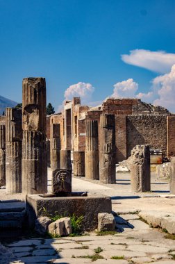 Pompeii 'deki Roma Forumunun Sütunları