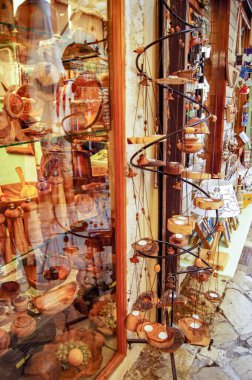 Korfu hediyelik eşya dükkanı vitrini.