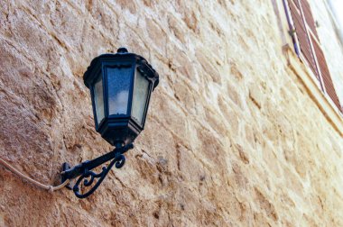 Lamppost, Kotorc 'un detayları