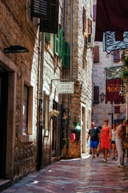 Eski şehir Kotor 'u geziyorum.