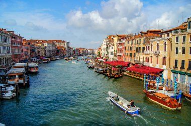 Rialto Köprüsü 'nden Büyük Kanal manzarası