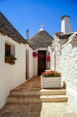 Trulli 'nin girişindeki çiçek süslemesi.