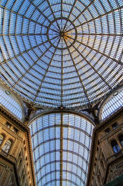 Umberto I Galerileri 'nin cam kasası.