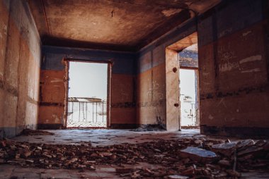 Belchite 'de terk edilmiş bir evin içinde.