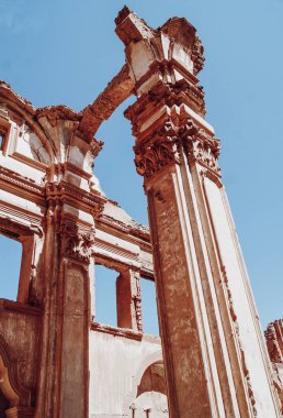Belchite 'deki San Martin de Tours Kilisesi' nin sütununda.