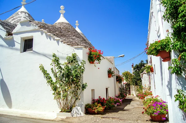 Flores Decorando Uma Rua Alberobello — Fotografia de Stock