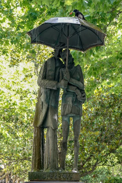 Pasangan Pahatan Berjalan Bawah Payung Zaragoza — Stok Foto