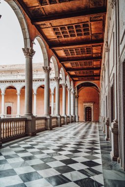 Toledo Alcazar 'ın iç avlusunda.