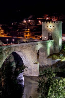 Toledo 'daki Alcantara kapısı aydınlanıyor.