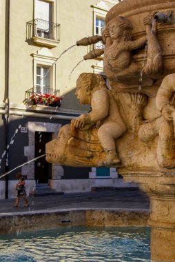 Burgos katedralindeki çeşmenin detayları.