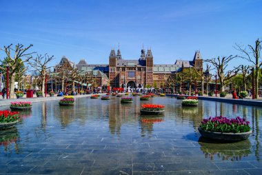 Amsterdam 'daki Rijksmuseum' daki gölet manzarası