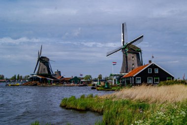 Zaanse schans değirmenlerinin manzarası