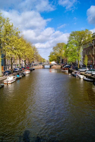 Большой Канал Амстердама Заполнен Лодками — стоковое фото
