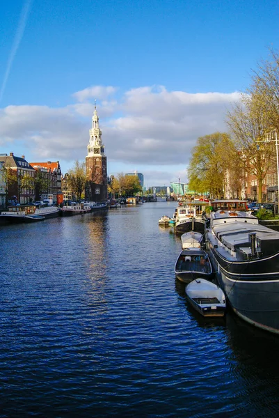 Utsikt Över Amsterdams Kanal Och Klocktorn — Stockfoto