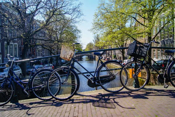 Grachten Typische Amsterdamse Fietsen — Stockfoto