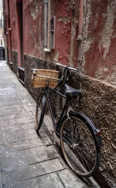 Barcelona caddesinde eski bir bisiklet