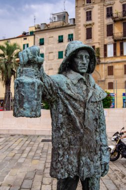 Savona 'daki denizcilerin anısına dikildi.