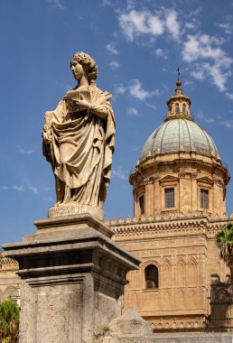 Palermo Katedrali 'nin kubbesi ve heykeli