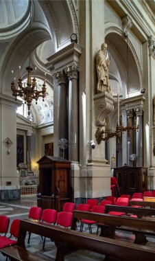 Palermo katedralinin içinde sıralar ve sütunlar