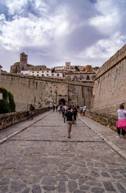 İbiza duvarının yolu ve girişi