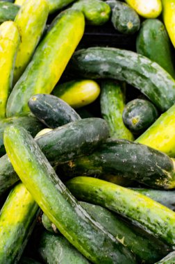 Blanes meyve ve sebze pazarında salatalıklar