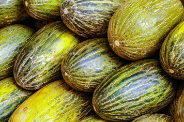 Balnes 'in meyve ve sebze pazarında kavunlar