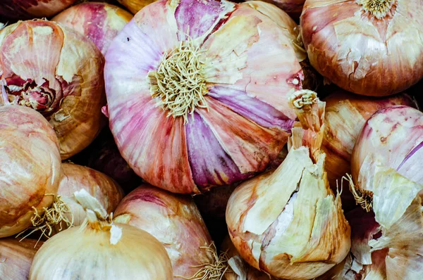 Blanes meyve ve sebze pazarında sarımsak.