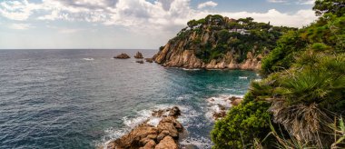 Beyaz kayalıkların yüksek manzarası