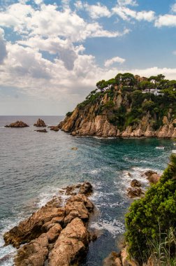 Beyaz kayalıkların yüksek manzarası