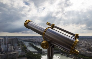 Paris ve Seine Nehri üzerinde arka cam kenning