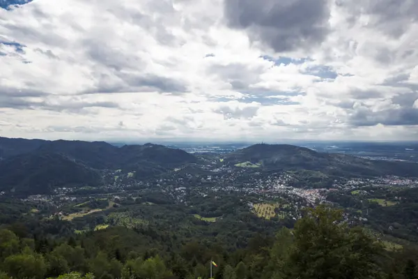 Vista superior de Baden-Baden e da cordilheira em Baden-Wurttemb — Fotografia de Stock