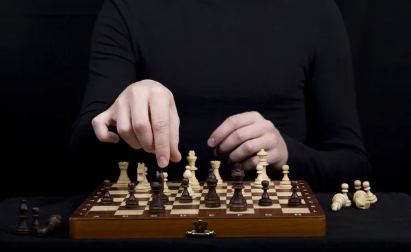 Primer plano de un tablero de ajedrez con figuras de ajedrez y manos —  Fotos de Stock