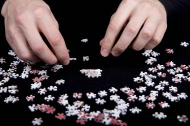 Resim inci siyah yüzey üzerinde toplanan yakın çekim yakışıklı