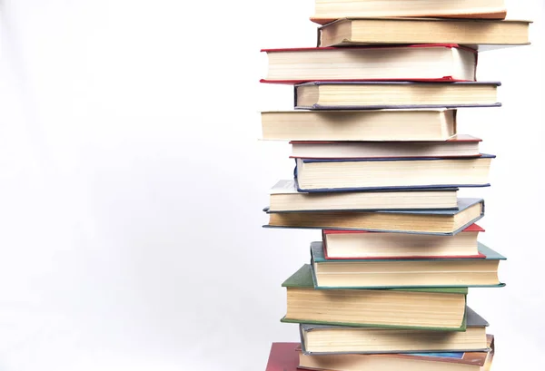 Beyaz arkaplanda bir yığın kitap