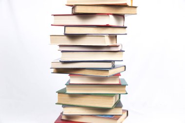 renkli kapaklı kitap yığını