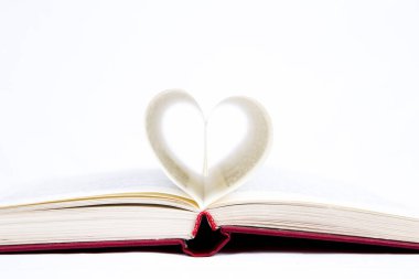 Açık kitap sayfaları ile kalp şeklinde katlanmış