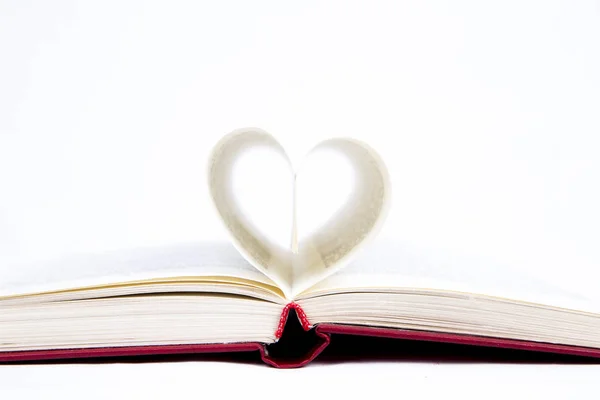 Öppen bok med ark vikta i form av hjärta — Stockfoto