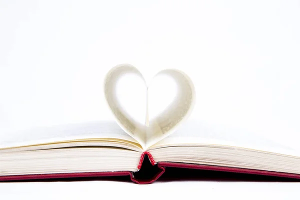 Açık kitap sayfaları ile kalp şeklinde katlanmış