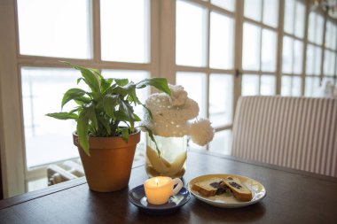 kek iki dilim, şeftali dilimleri ile cam bir kavanoz, çiçek 