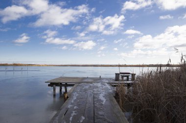 sazlık ve kaplıdır gölet yakınındaki eski ahşap nehir iskele 