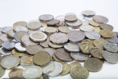 Beyaz bir adam üzerinde farklı ülkeden bir saçılma paralar