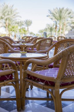 Ahşap masa ve hasır sandalyeleri mermer flo üzerinde üzüm üzerinden