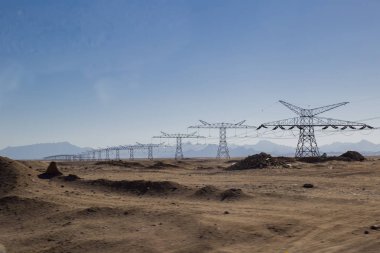 Demir ayağı backg karşı çölde elektrik telleri ile