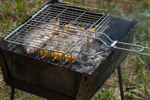 Tatlı biber ve limon bahçesinde bir ızgarada pişmiş balık